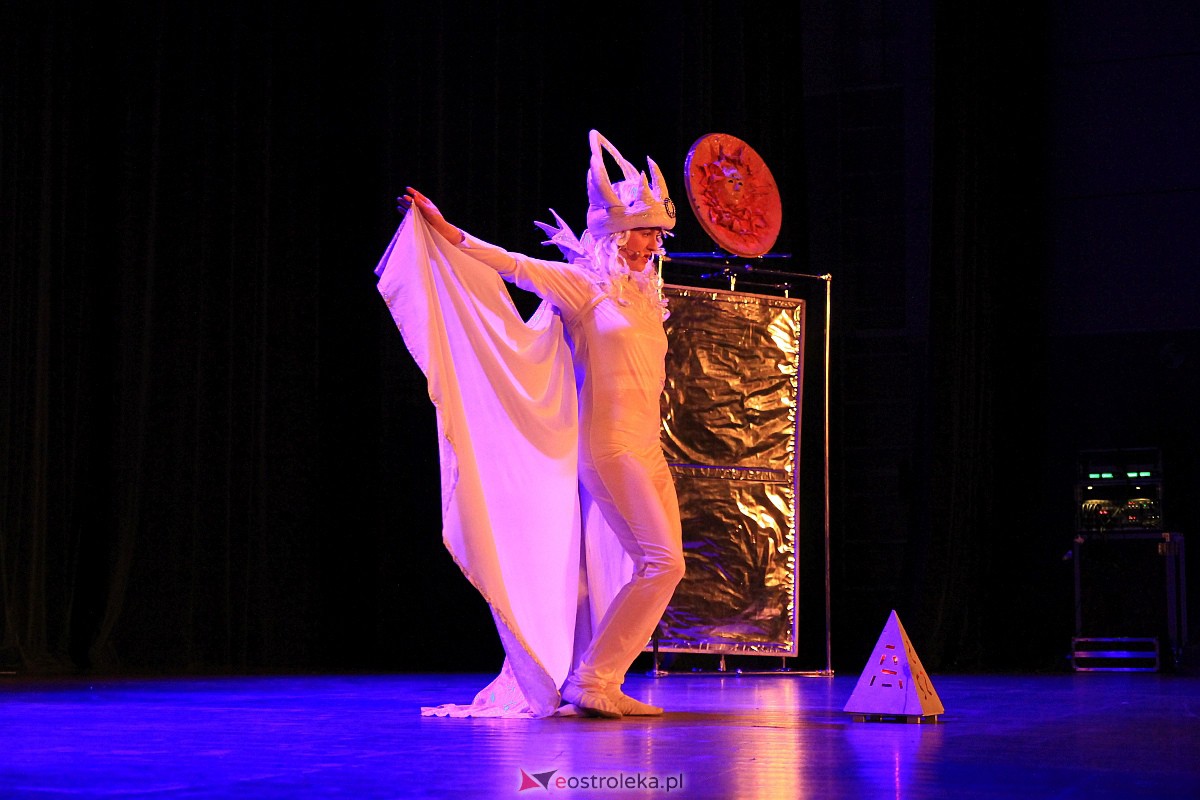 Spektakl o Kryształowej Królowie Śniegu w OCK [11.12.2022] - zdjęcie #1 - eOstroleka.pl