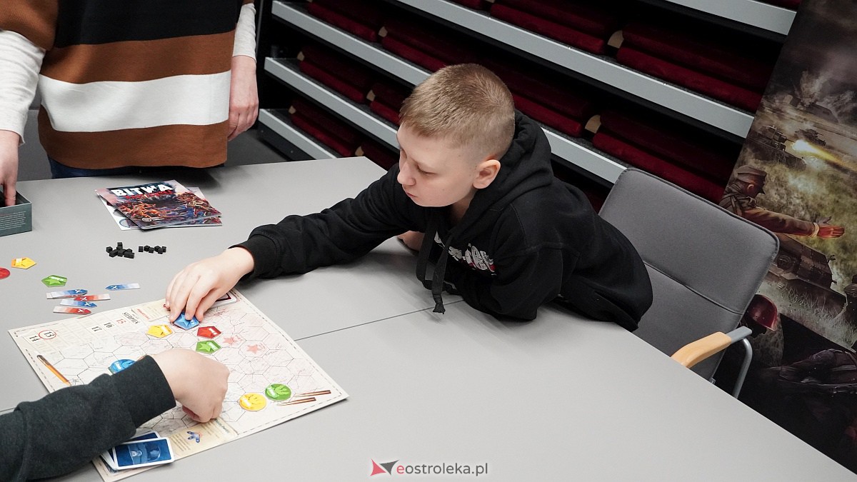 Spotkania przy planszówkach w MŻW z warsztatami malowania figurek [11.12.2022] - zdjęcie #32 - eOstroleka.pl