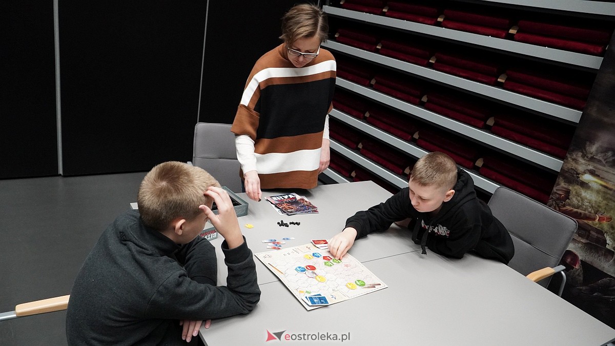 Spotkania przy planszówkach w MŻW z warsztatami malowania figurek [11.12.2022] - zdjęcie #31 - eOstroleka.pl