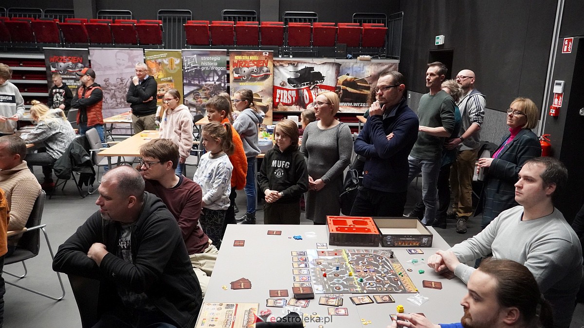 Spotkania przy planszówkach w MŻW z warsztatami malowania figurek [11.12.2022] - zdjęcie #7 - eOstroleka.pl