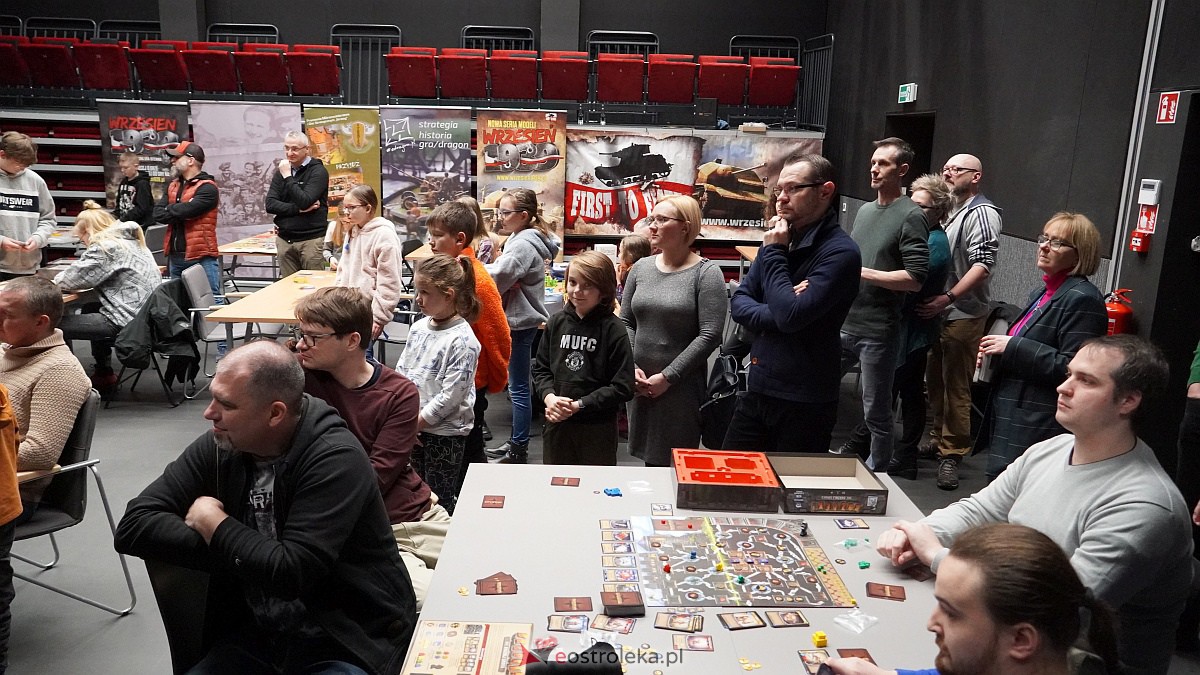 Spotkania przy planszówkach w MŻW z warsztatami malowania figurek [11.12.2022] - zdjęcie #6 - eOstroleka.pl