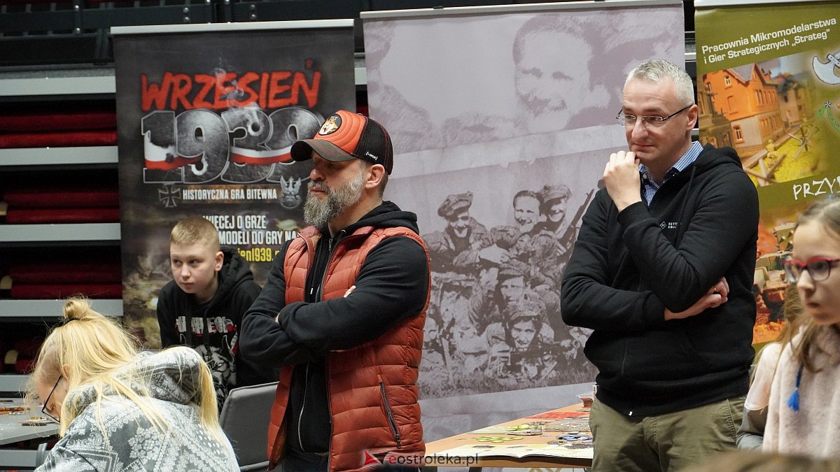 Spotkania przy planszówkach w MŻW z warsztatami malowania figurek [11.12.2022] - zdjęcie #5 - eOstroleka.pl