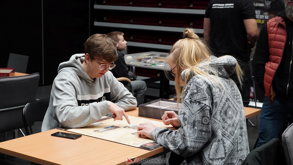 Spotkania przy planszówkach w MŻW z warsztatami malowania figurek [11.12.2022] - zdjęcie #3 - eOstroleka.pl