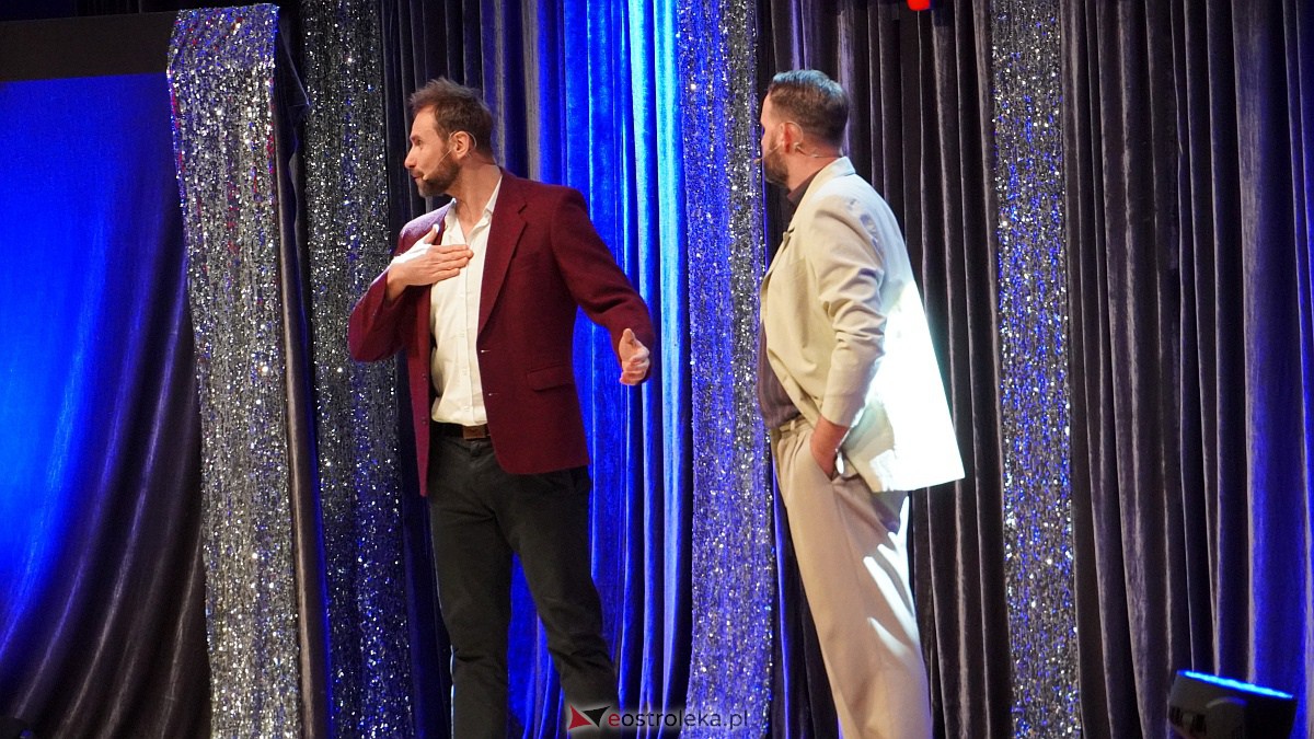 Kabaret Skeczów Męczących w Ostrołęce Polska misja komiczna [11.12.2022] - zdjęcie #113 - eOstroleka.pl