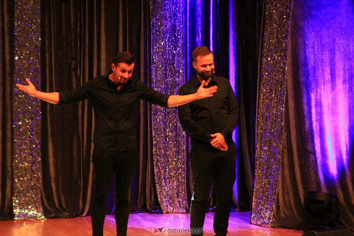 Kabaret Skeczów Męczących w Ostrołęce Polska misja komiczna [11.12.2022] - zdjęcie #80 - eOstroleka.pl