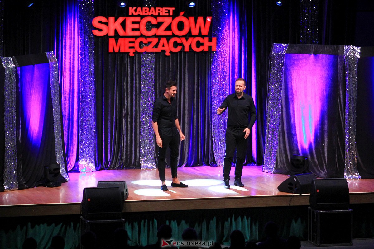 Kabaret Skeczów Męczących w Ostrołęce Polska misja komiczna [11.12.2022] - zdjęcie #77 - eOstroleka.pl