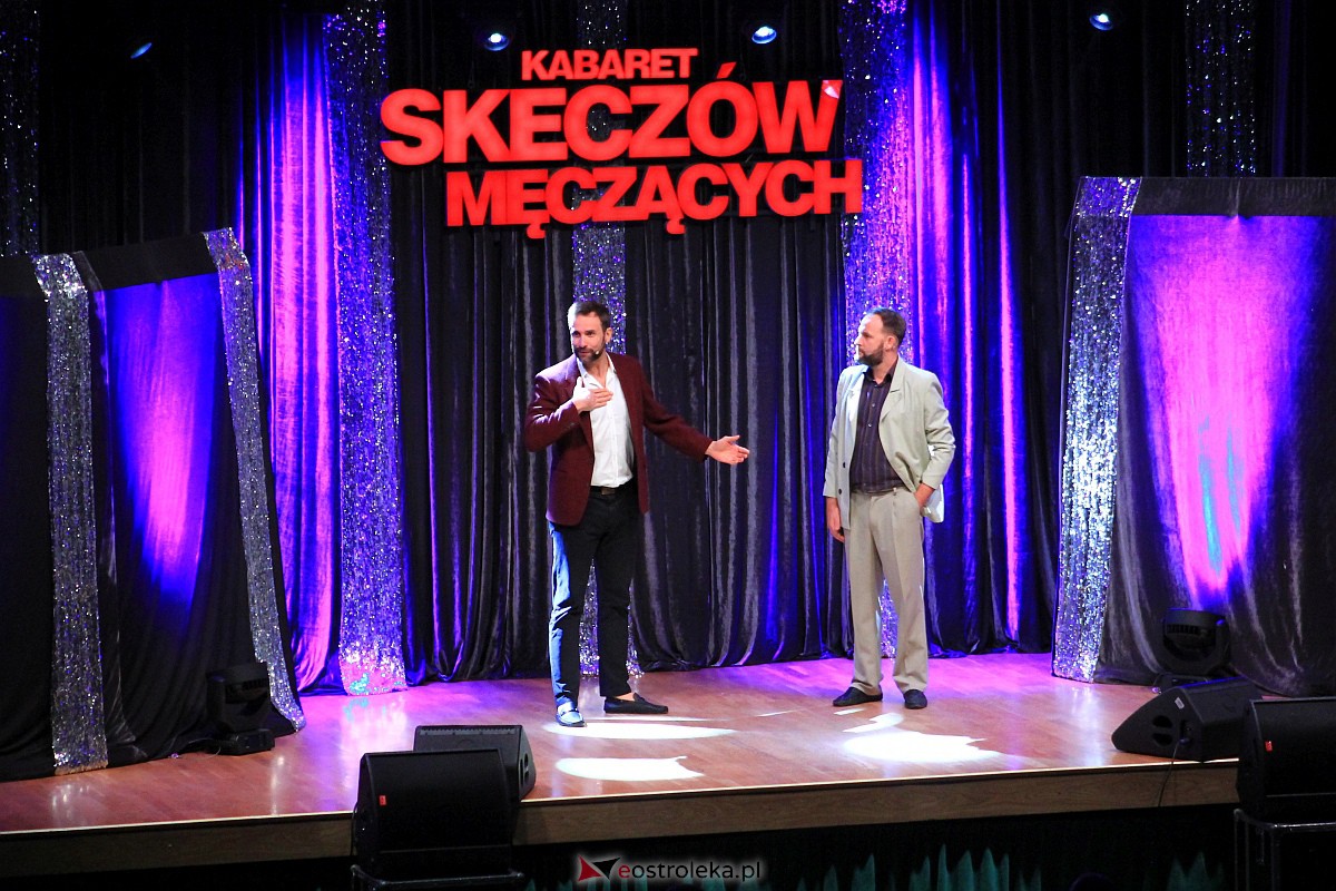 Kabaret Skeczów Męczących w Ostrołęce Polska misja komiczna [11.12.2022] - zdjęcie #70 - eOstroleka.pl