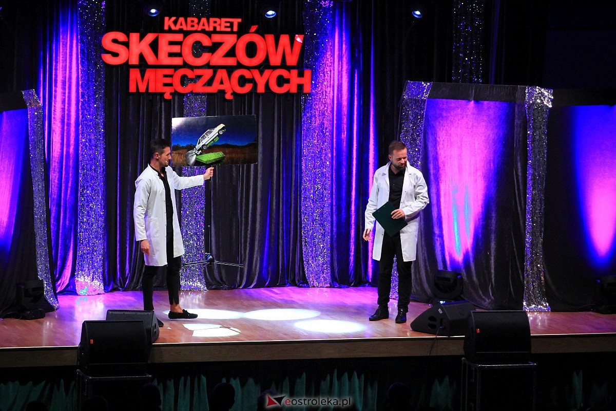 Kabaret Skeczów Męczących w Ostrołęce Polska misja komiczna [11.12.2022] - zdjęcie #63 - eOstroleka.pl