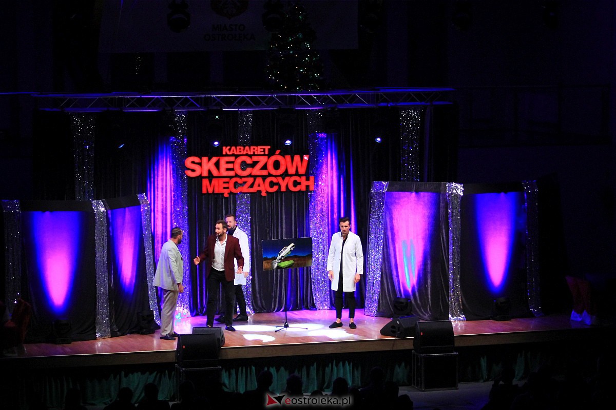 Kabaret Skeczów Męczących w Ostrołęce Polska misja komiczna [11.12.2022] - zdjęcie #64 - eOstroleka.pl