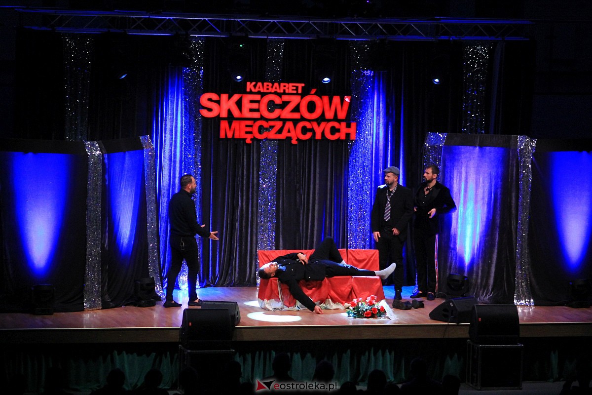 Kabaret Skeczów Męczących w Ostrołęce Polska misja komiczna [11.12.2022] - zdjęcie #93 - eOstroleka.pl