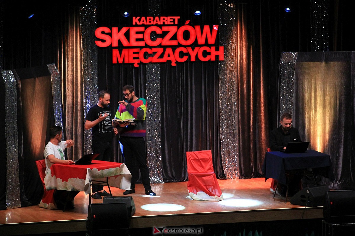 Kabaret Skeczów Męczących w Ostrołęce Polska misja komiczna [11.12.2022] - zdjęcie #8 - eOstroleka.pl