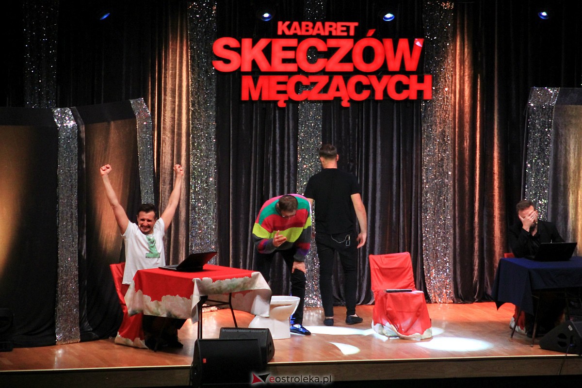 Kabaret Skeczów Męczących w Ostrołęce Polska misja komiczna [11.12.2022] - zdjęcie #131 - eOstroleka.pl