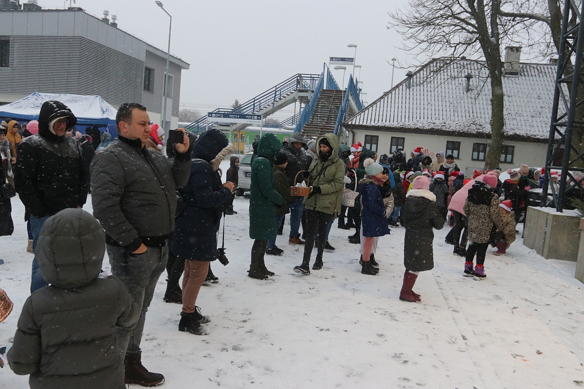 Wigilia na osiedlu Stacja [11.12.2022] - zdjęcie #74 - eOstroleka.pl