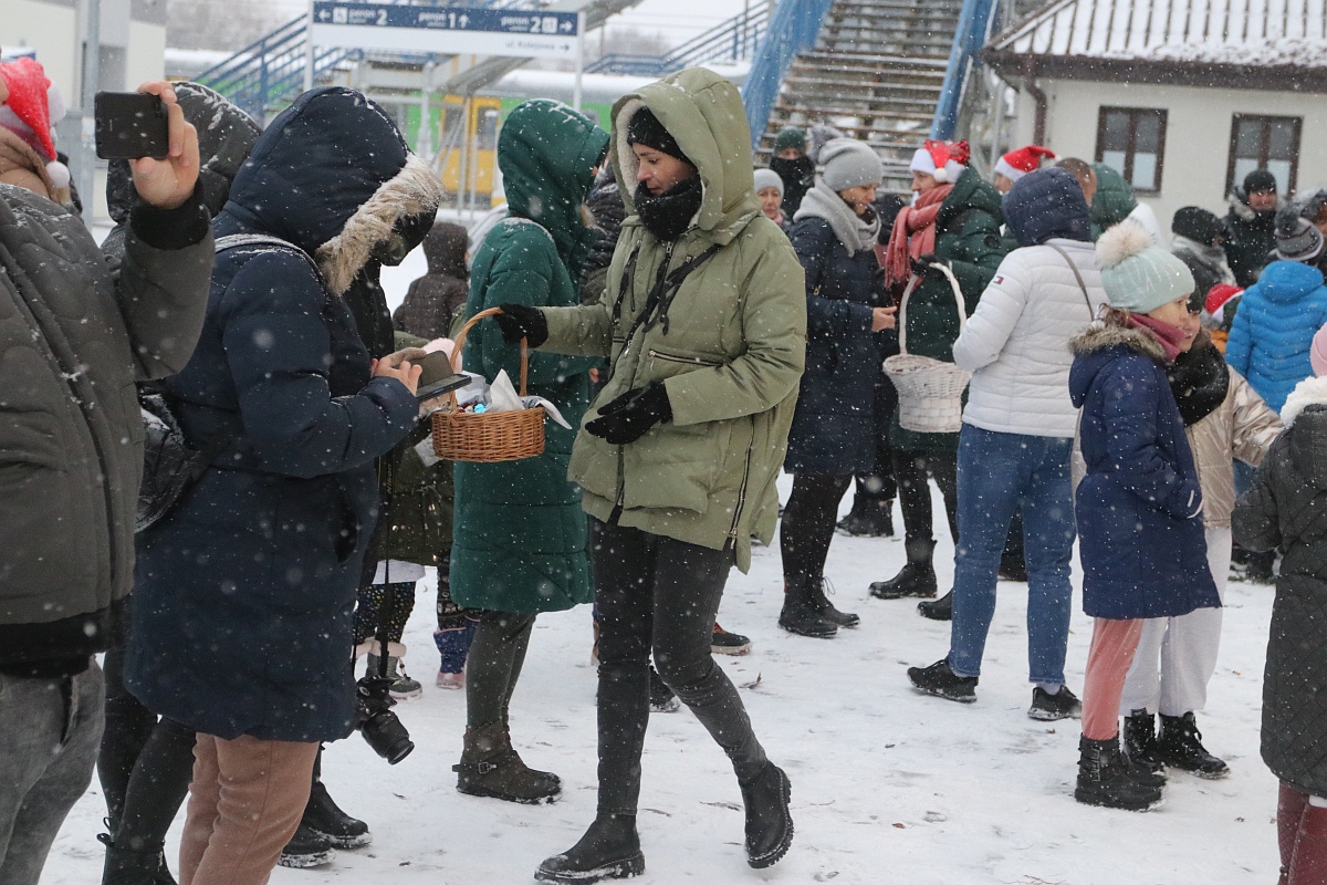 Wigilia na osiedlu Stacja [11.12.2022] - zdjęcie #76 - eOstroleka.pl