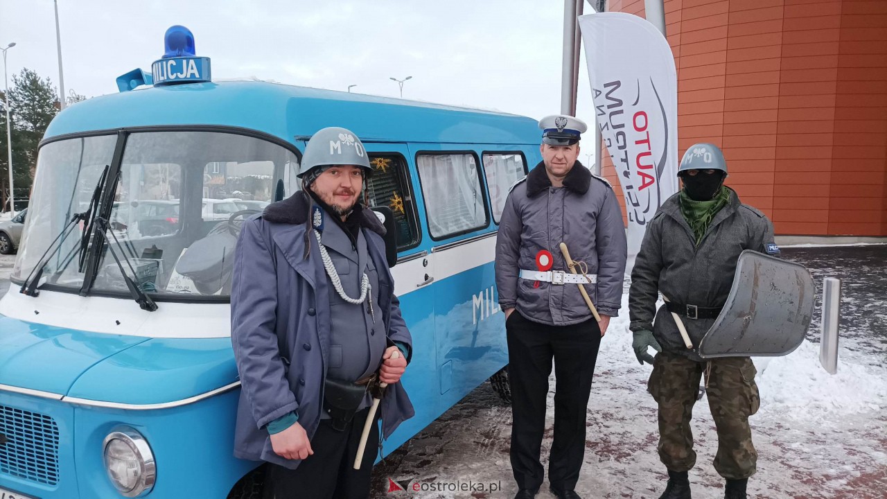 Funkcjonariusze MO na ulicach Ostrołęki. Tak było 41 lat temu i dziś [13.12.2022] - zdjęcie #6 - eOstroleka.pl