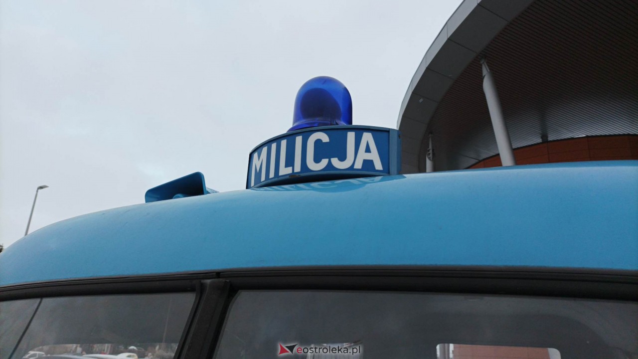Funkcjonariusze MO na ulicach Ostrołęki. Tak było 41 lat temu i dziś [13.12.2022] - zdjęcie #2 - eOstroleka.pl