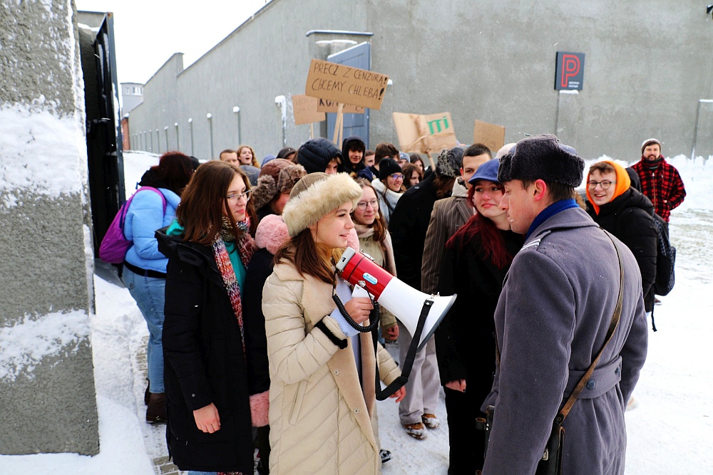 Rocznicę wprowadzenia stanu wojennego upamiętnili grą terenową [14.12.2022] - zdjęcie #19 - eOstroleka.pl