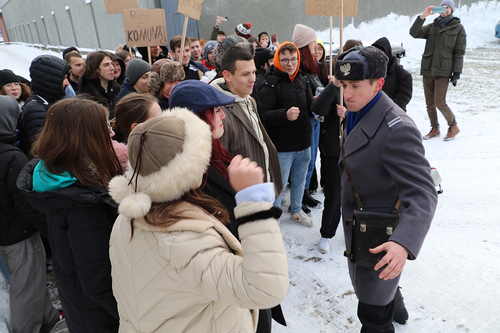 Rocznicę wprowadzenia stanu wojennego upamiętnili grą terenową [14.12.2022] - zdjęcie #15 - eOstroleka.pl