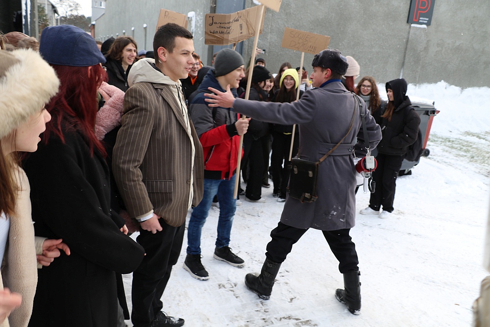 Rocznicę wprowadzenia stanu wojennego upamiętnili grą terenową [14.12.2022] - zdjęcie #14 - eOstroleka.pl