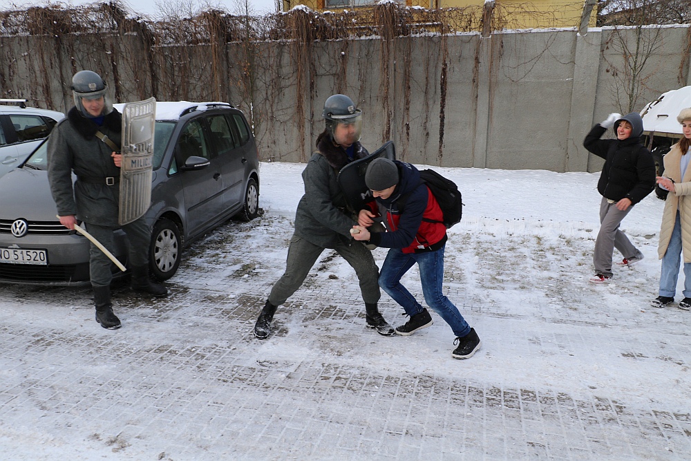Rocznicę wprowadzenia stanu wojennego upamiętnili grą terenową [14.12.2022] - zdjęcie #7 - eOstroleka.pl