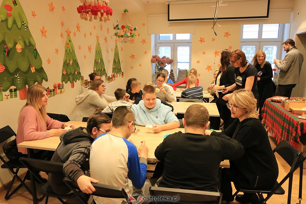 Świąteczna “Mazoprzygoda” z Radiem Kolor w Muzeum Kultury Kurpiowskiej [14.12.2022] - zdjęcie #12 - eOstroleka.pl