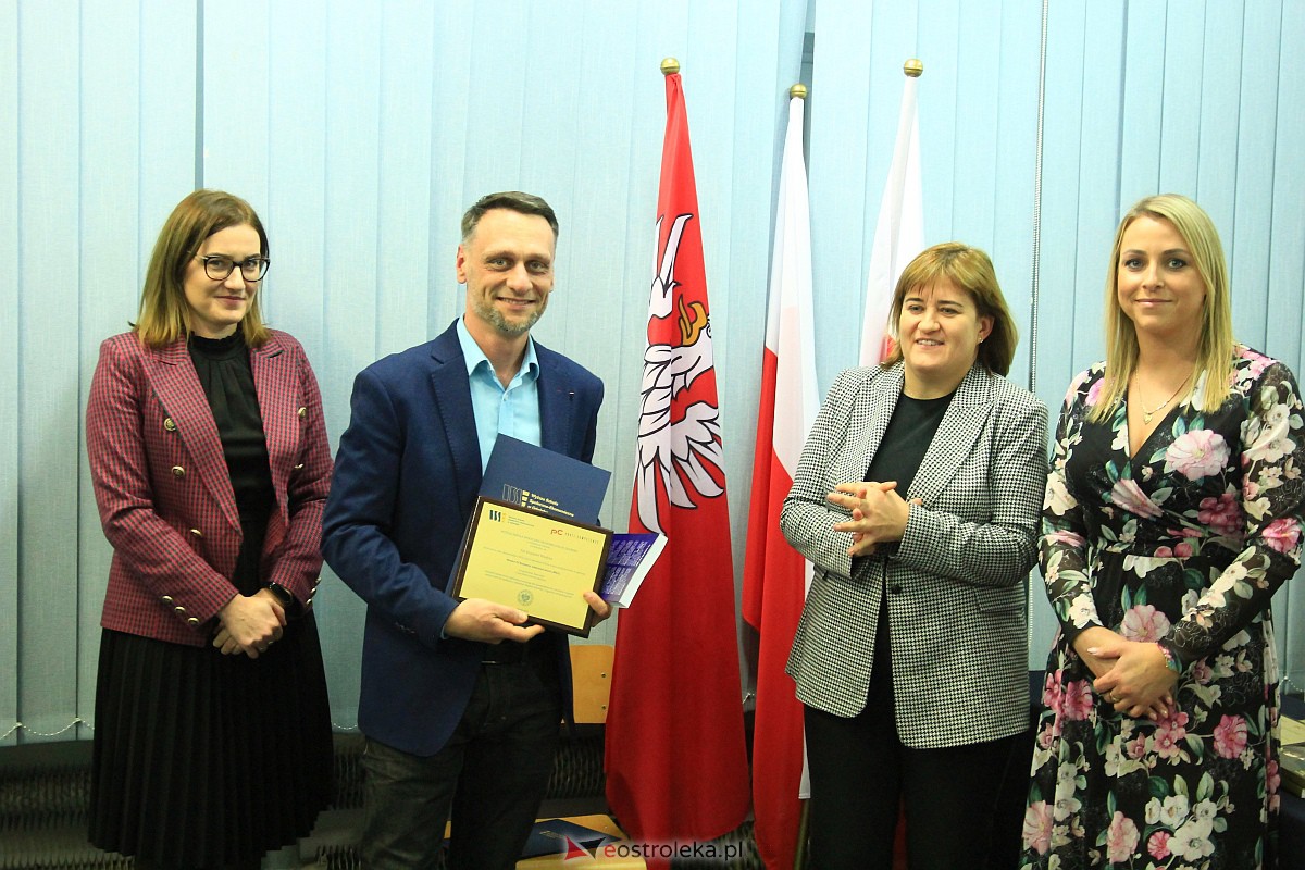 Społeczna Akademia Umiejętności. Podsumowanie roku działalności i rozdanie dyplomów MBA [14.12.2022] - zdjęcie #22 - eOstroleka.pl