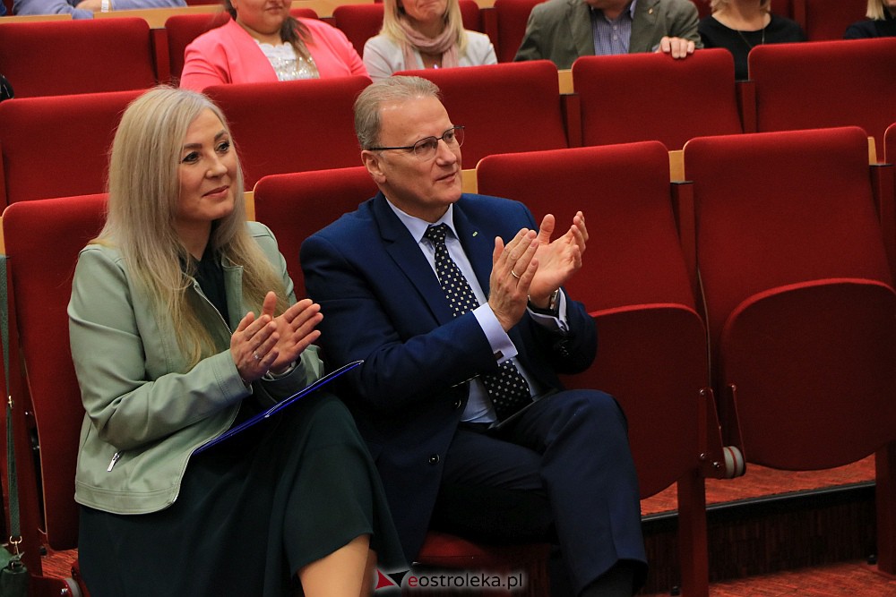 Ostrołęcka filia WUP po remoncie. “Było siermiężnie i socjalistycznie a teraz jest europejsko”. [15.12.2002] - zdjęcie #54 - eOstroleka.pl