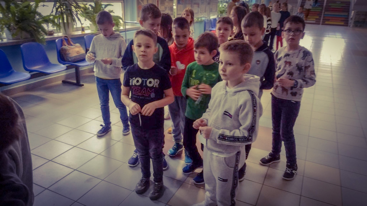 Ubieranie choinki w Szkole Podstawowej nr 10  - zdjęcie #14 - eOstroleka.pl