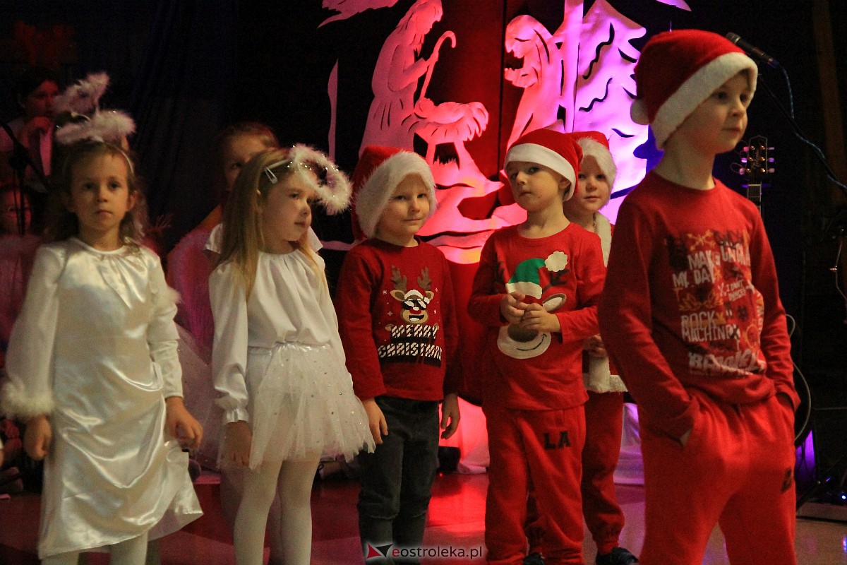 Bożonarodzeniowy kiermasz i koncert pastorałek w “piątce” [15.12.2022] - zdjęcie #85 - eOstroleka.pl