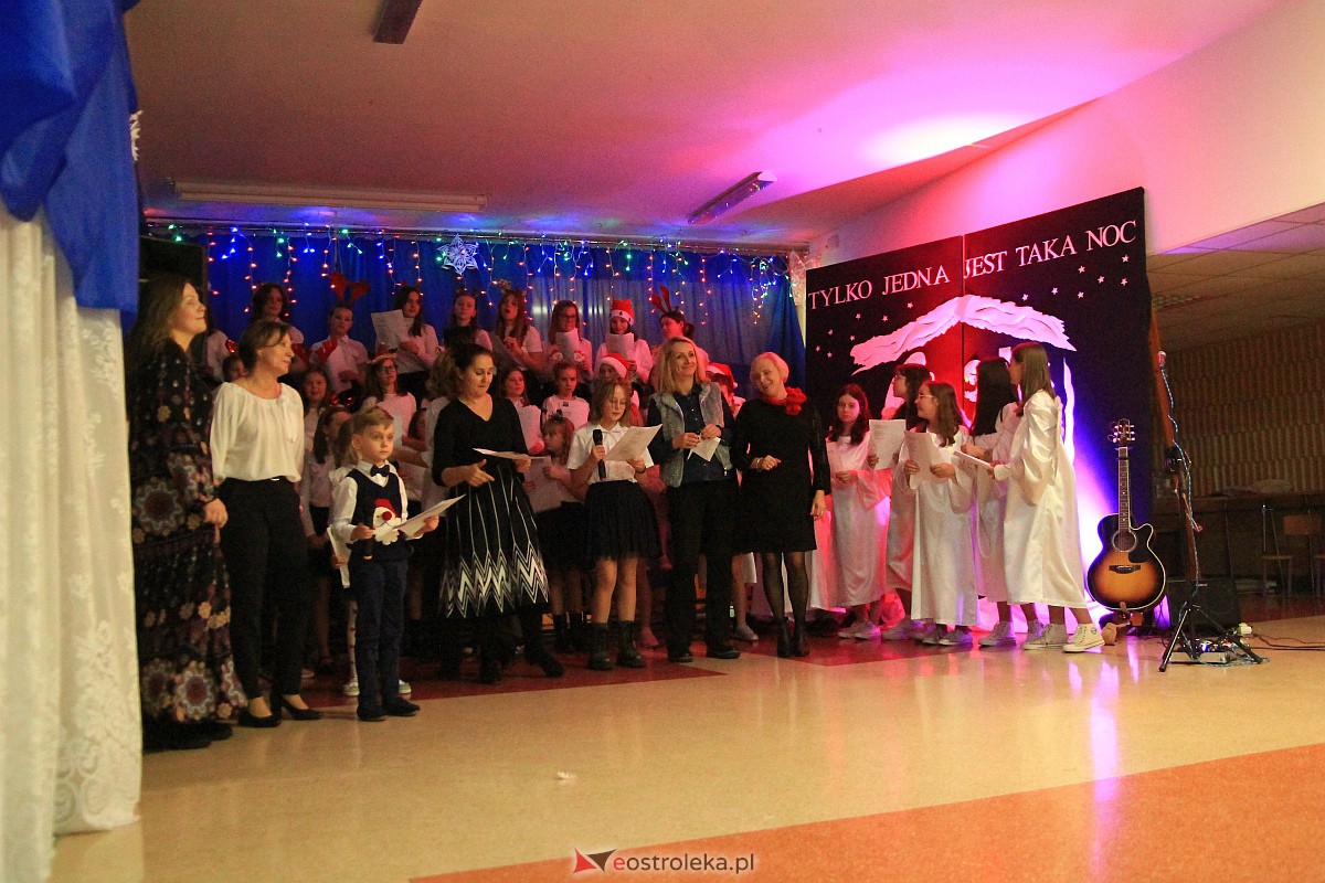 Bożonarodzeniowy kiermasz i koncert pastorałek w “piątce” [15.12.2022] - zdjęcie #81 - eOstroleka.pl