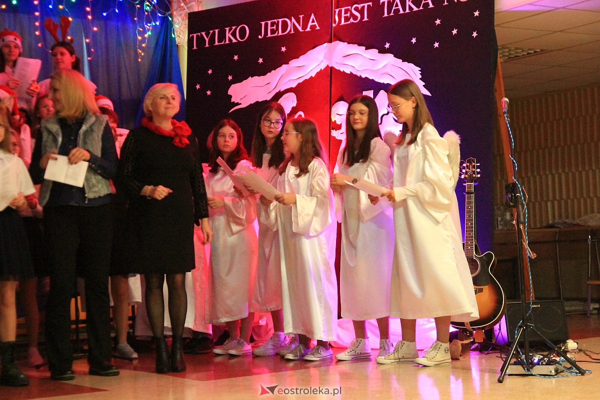 Bożonarodzeniowy kiermasz i koncert pastorałek w “piątce” [15.12.2022] - zdjęcie #80 - eOstroleka.pl