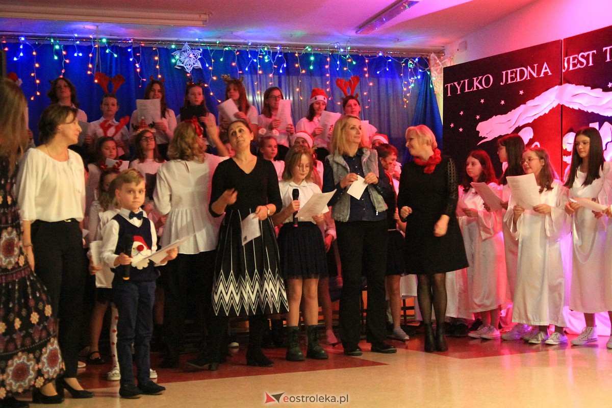 Bożonarodzeniowy kiermasz i koncert pastorałek w “piątce” [15.12.2022] - zdjęcie #35 - eOstroleka.pl