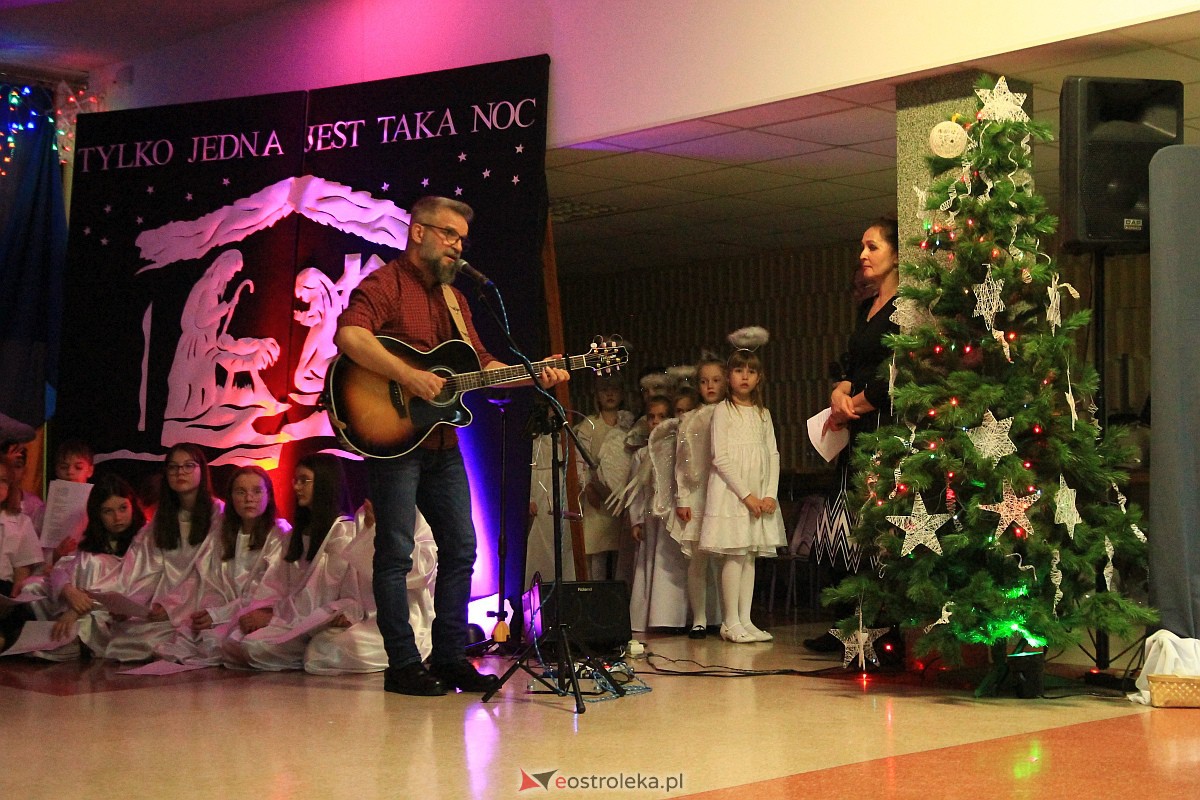 Bożonarodzeniowy kiermasz i koncert pastorałek w “piątce” [15.12.2022] - zdjęcie #76 - eOstroleka.pl