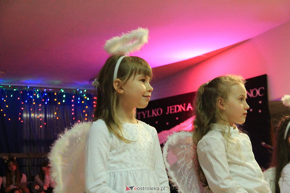 Bożonarodzeniowy kiermasz i koncert pastorałek w “piątce” [15.12.2022] - zdjęcie #75 - eOstroleka.pl