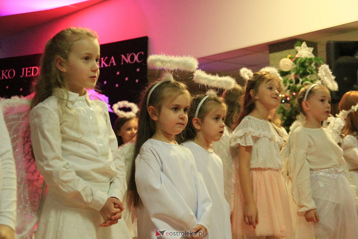 Bożonarodzeniowy kiermasz i koncert pastorałek w “piątce” [15.12.2022] - zdjęcie #74 - eOstroleka.pl