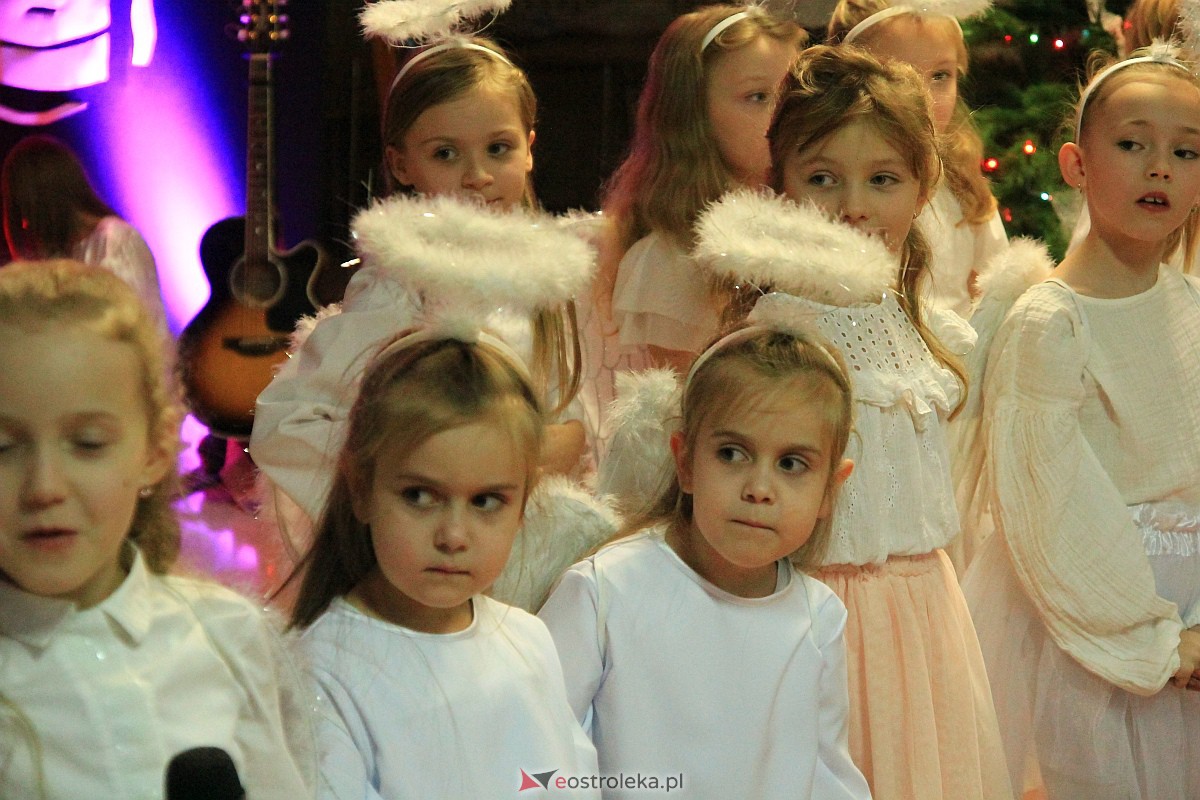 Bożonarodzeniowy kiermasz i koncert pastorałek w “piątce” [15.12.2022] - zdjęcie #72 - eOstroleka.pl