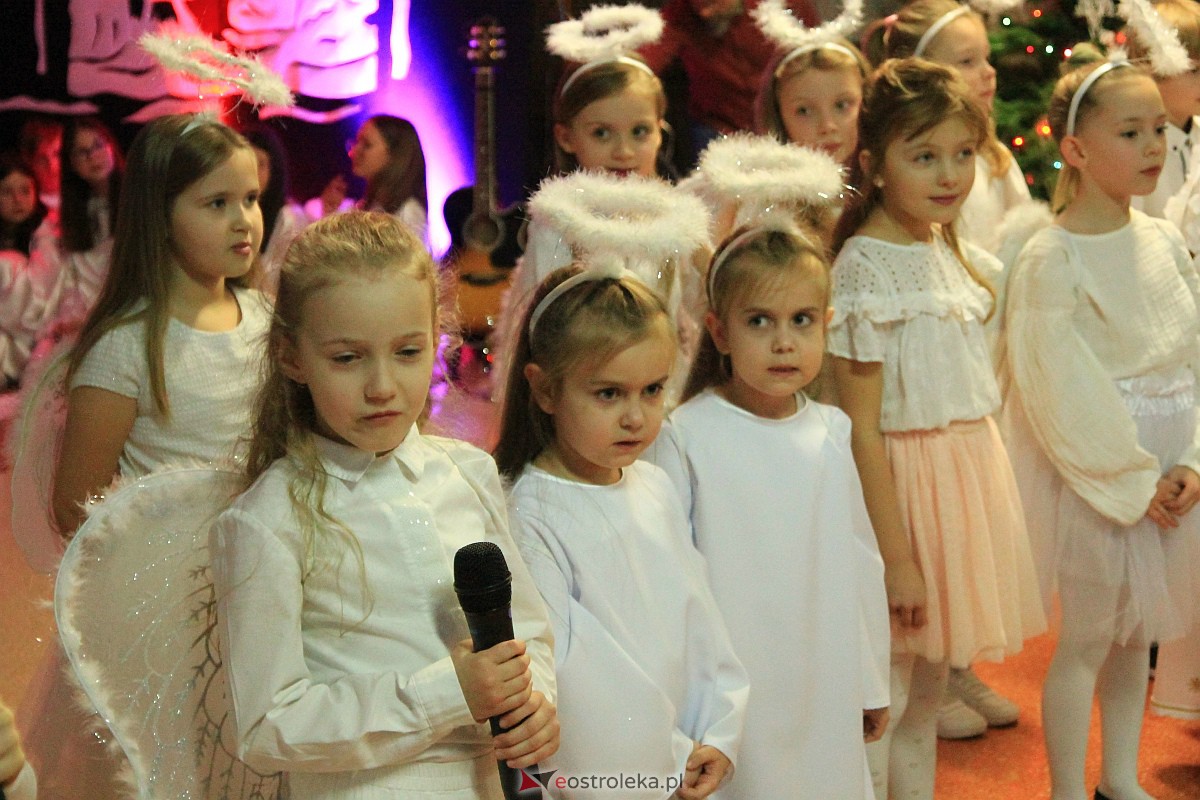 Bożonarodzeniowy kiermasz i koncert pastorałek w “piątce” [15.12.2022] - zdjęcie #66 - eOstroleka.pl