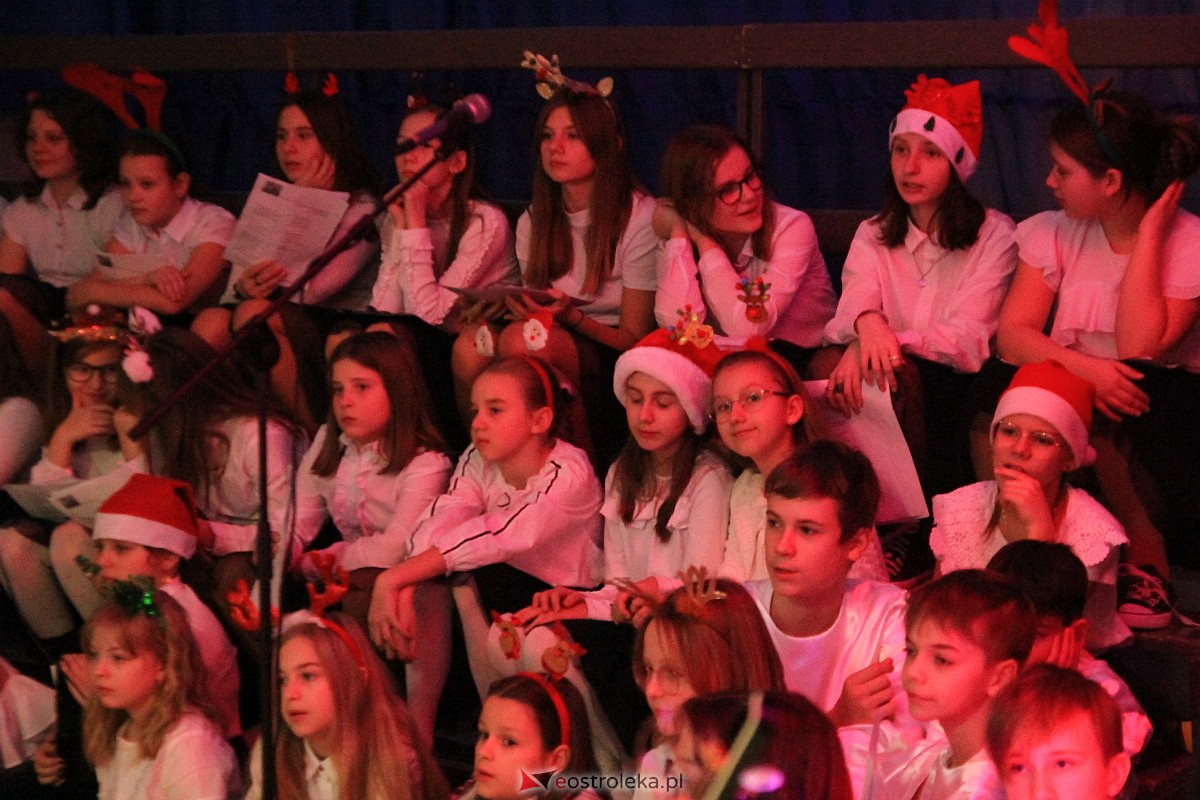 Bożonarodzeniowy kiermasz i koncert pastorałek w “piątce” [15.12.2022] - zdjęcie #58 - eOstroleka.pl
