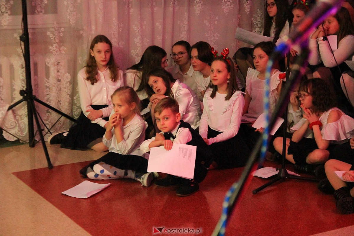 Bożonarodzeniowy kiermasz i koncert pastorałek w “piątce” [15.12.2022] - zdjęcie #56 - eOstroleka.pl
