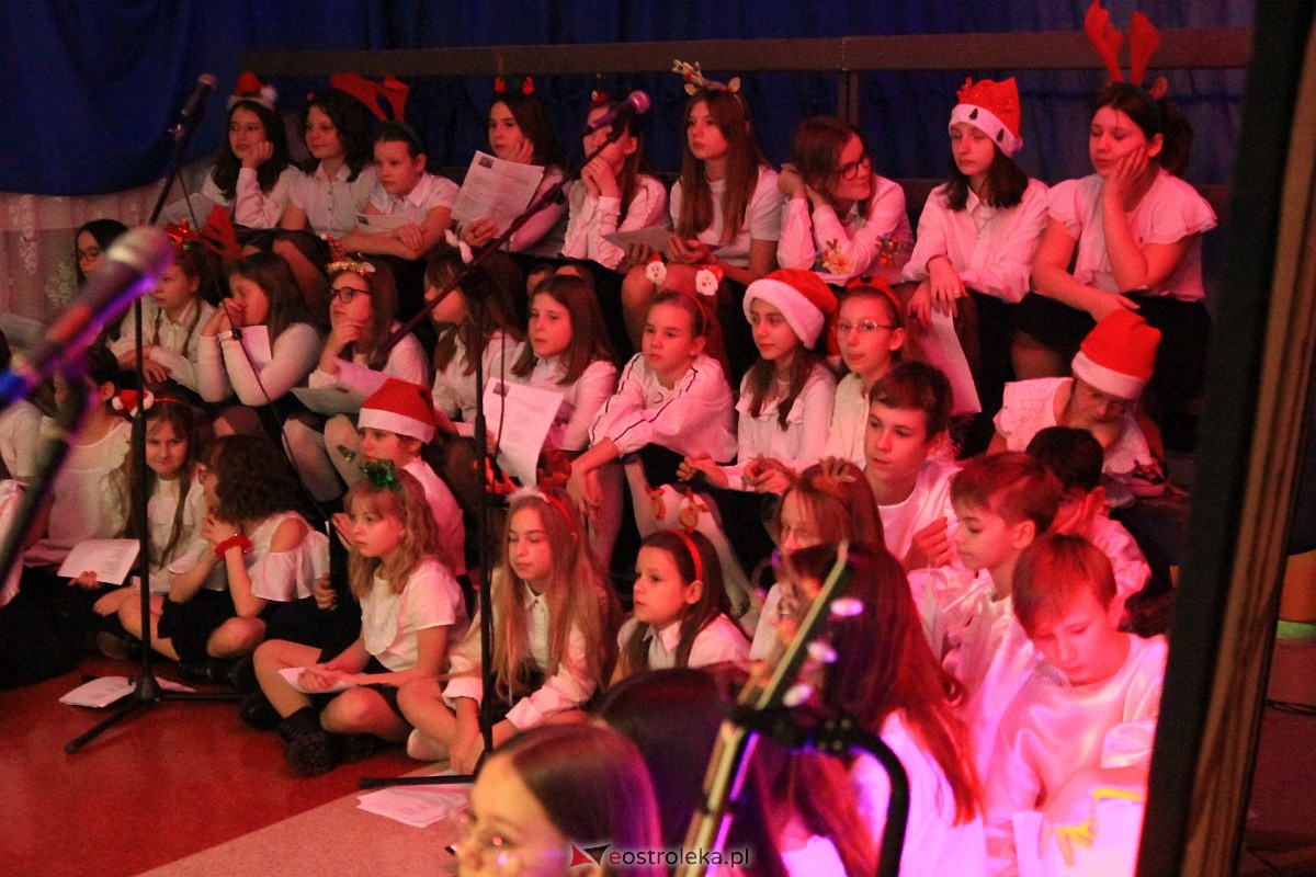 Bożonarodzeniowy kiermasz i koncert pastorałek w “piątce” [15.12.2022] - zdjęcie #59 - eOstroleka.pl