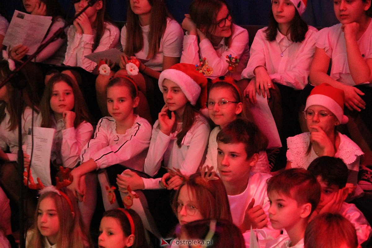 Bożonarodzeniowy kiermasz i koncert pastorałek w “piątce” [15.12.2022] - zdjęcie #50 - eOstroleka.pl