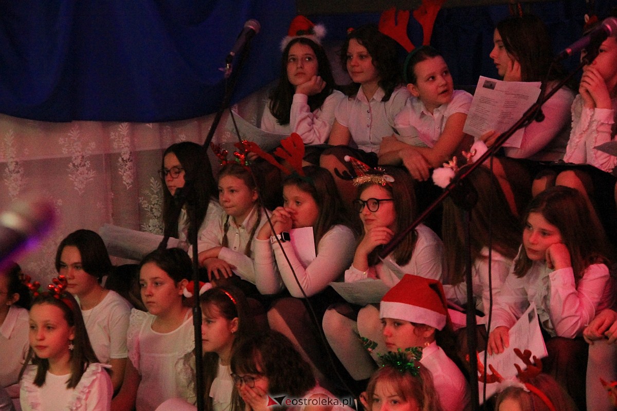 Bożonarodzeniowy kiermasz i koncert pastorałek w “piątce” [15.12.2022] - zdjęcie #48 - eOstroleka.pl