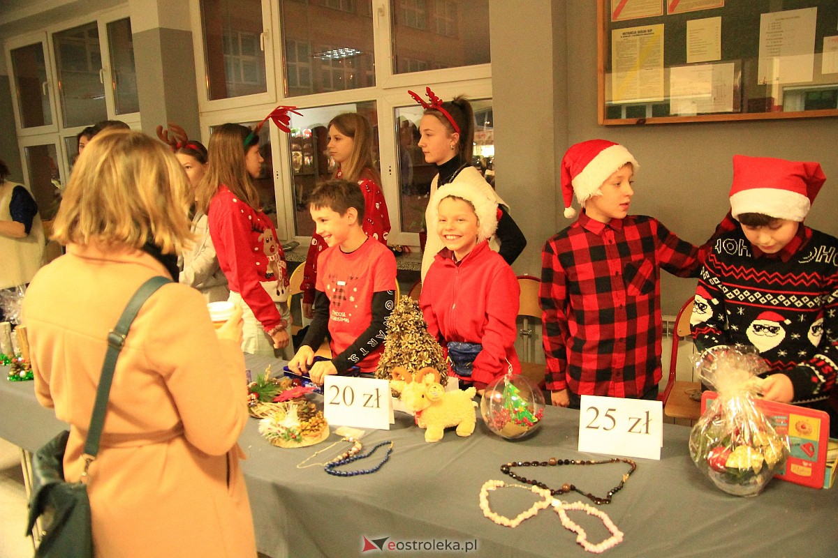 Bożonarodzeniowy kiermasz i koncert pastorałek w “piątce” [15.12.2022] - zdjęcie #71 - eOstroleka.pl