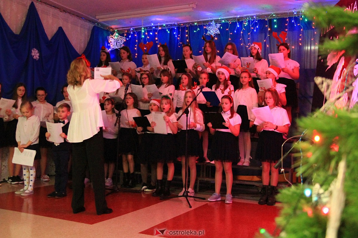 Bożonarodzeniowy kiermasz i koncert pastorałek w “piątce” [15.12.2022] - zdjęcie #63 - eOstroleka.pl