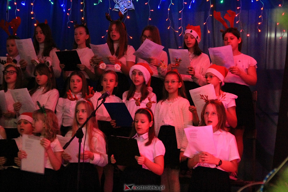 Bożonarodzeniowy kiermasz i koncert pastorałek w “piątce” [15.12.2022] - zdjęcie #61 - eOstroleka.pl