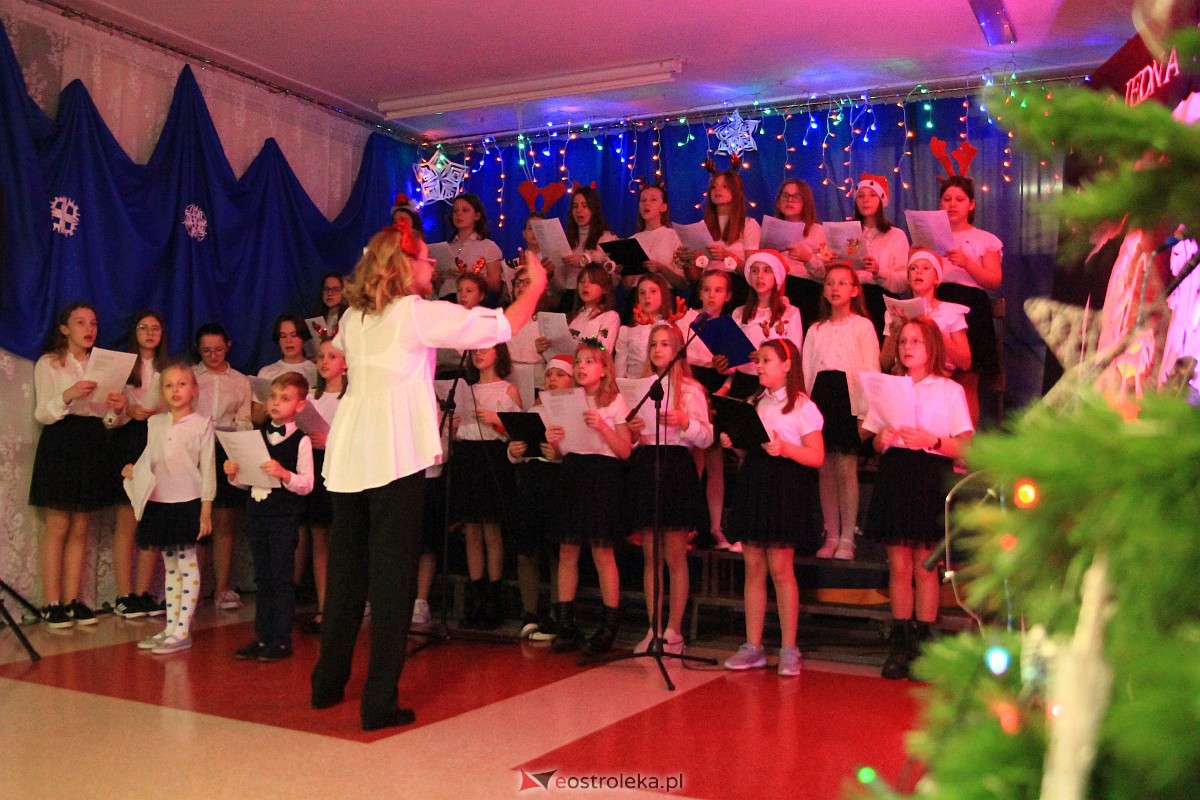 Bożonarodzeniowy kiermasz i koncert pastorałek w “piątce” [15.12.2022] - zdjęcie #59 - eOstroleka.pl