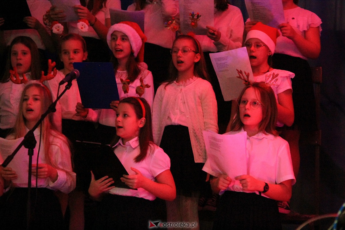 Bożonarodzeniowy kiermasz i koncert pastorałek w “piątce” [15.12.2022] - zdjęcie #60 - eOstroleka.pl