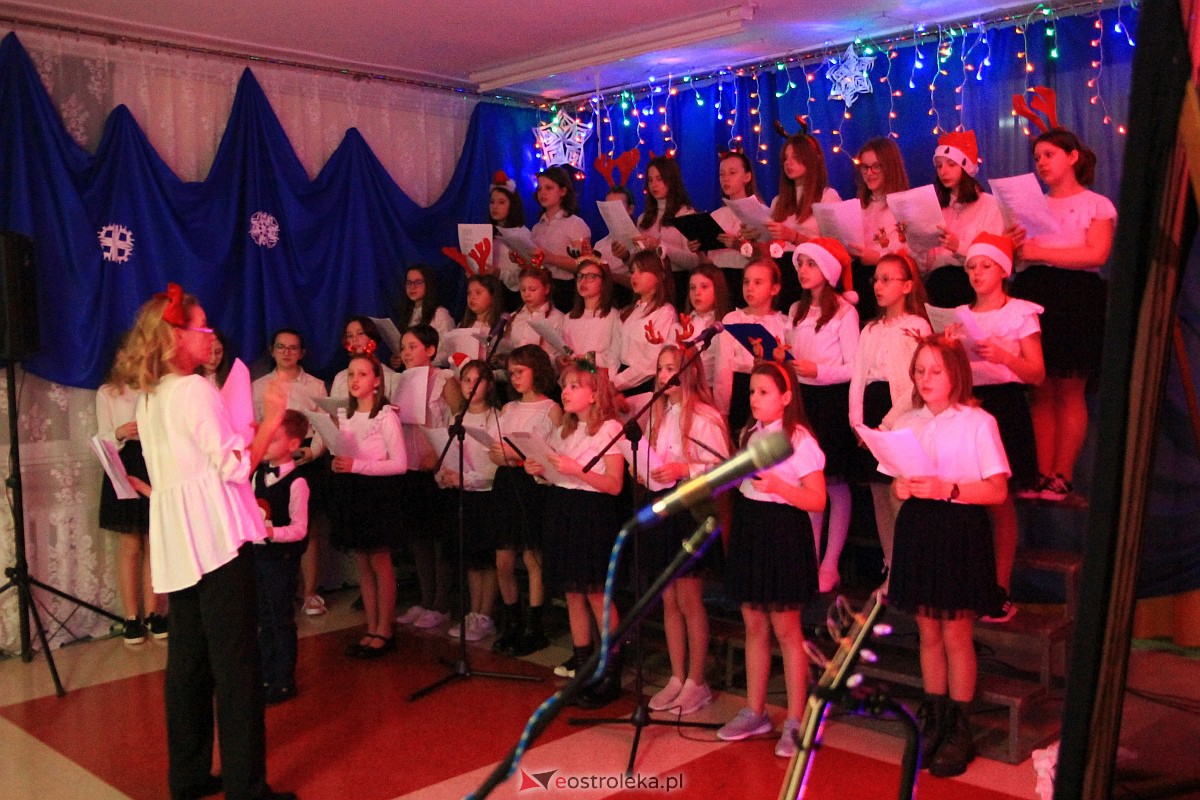 Bożonarodzeniowy kiermasz i koncert pastorałek w “piątce” [15.12.2022] - zdjęcie #53 - eOstroleka.pl