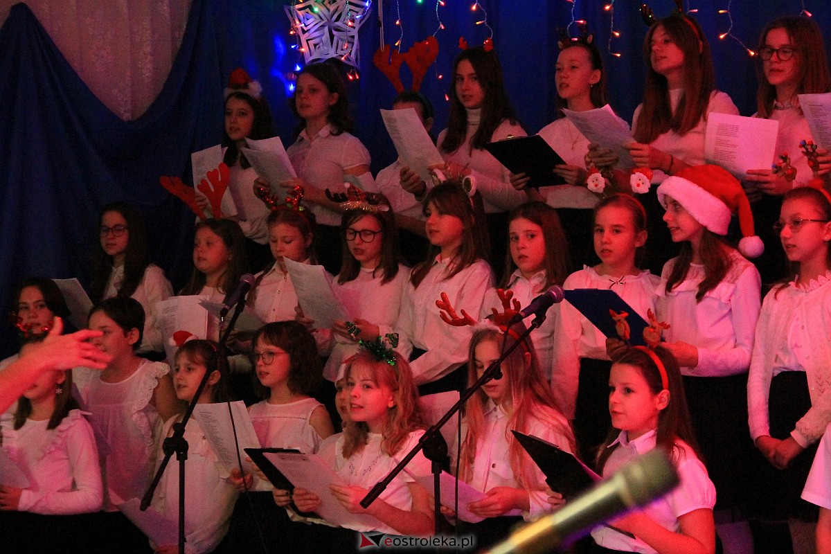 Bożonarodzeniowy kiermasz i koncert pastorałek w “piątce” [15.12.2022] - zdjęcie #51 - eOstroleka.pl