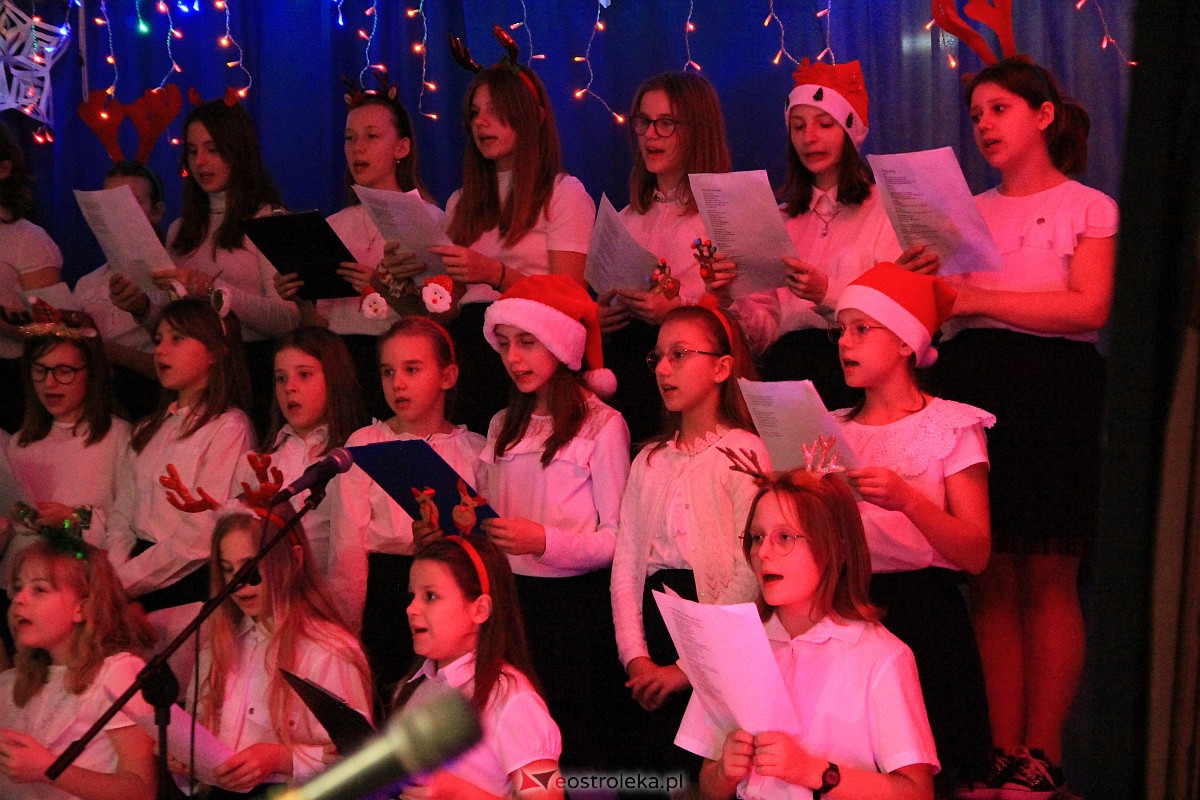 Bożonarodzeniowy kiermasz i koncert pastorałek w “piątce” [15.12.2022] - zdjęcie #49 - eOstroleka.pl